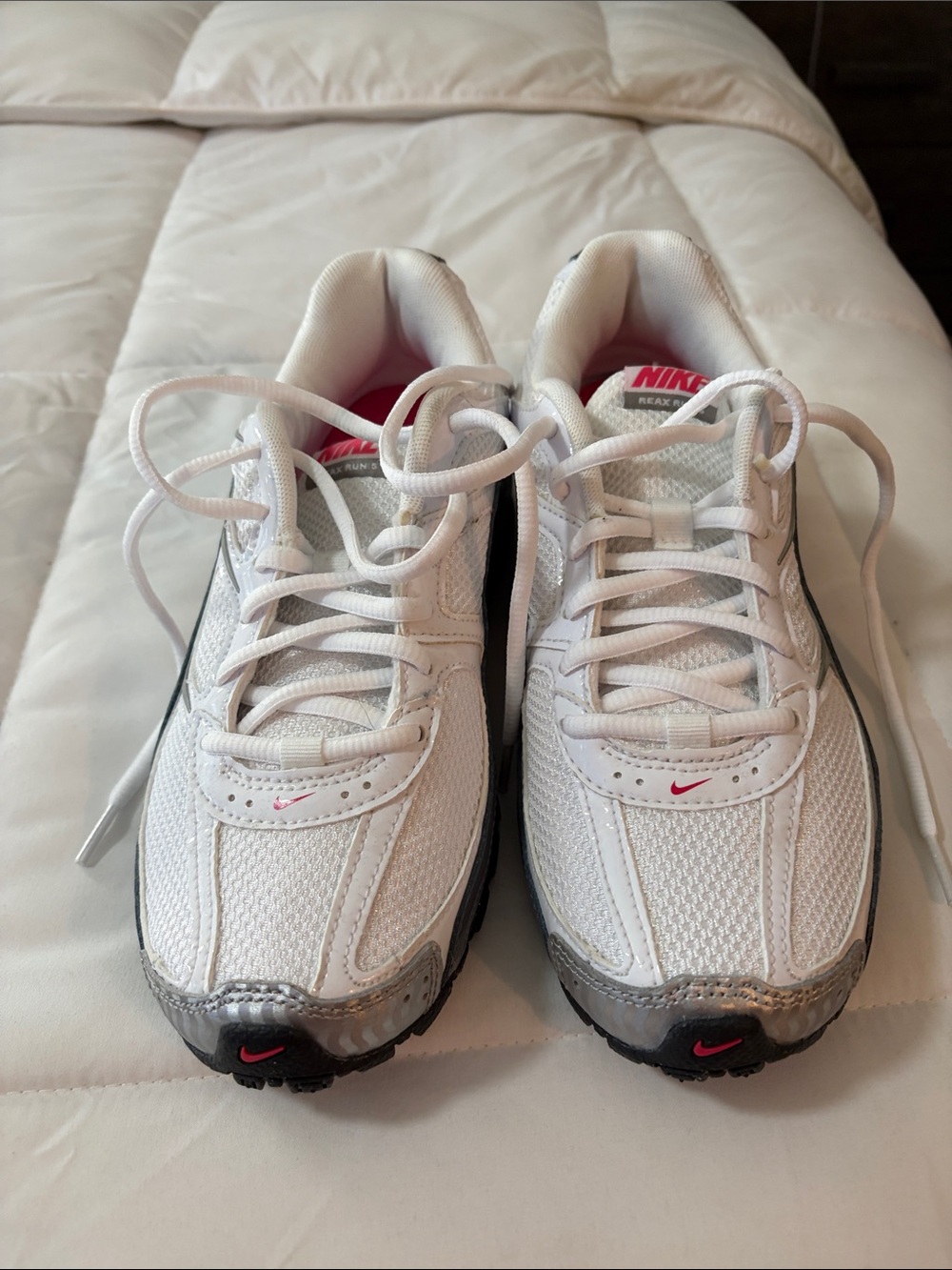 Nike Women’s REAX RUN 5 White Athletic Sneakers with Pink Accents never worn